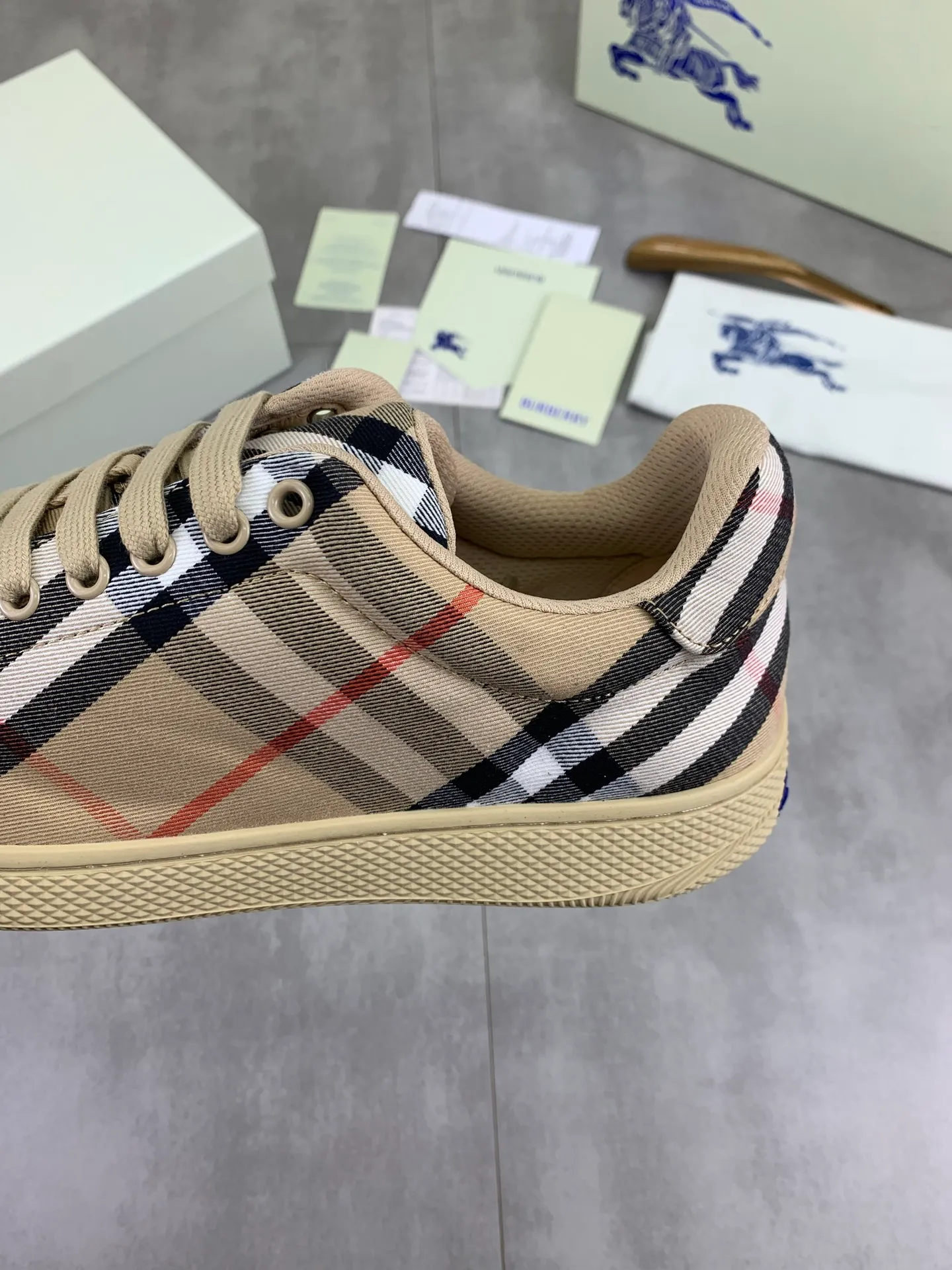 Factory price P580 [BURBERRY] Burberry - High-end quality original order - Upper: imported 🔝 original material - Lining: cowhide lining, feet; water-dyed cowhide - Outsole: ultra-light TPR rubber; two-color molded outsole - Super high quality control · Fine workmanship: highlighted (high-end, extravagance, grade) -Size: 38-46 (Male 38 46 can be customized) · Color: 4️⃣ colors available
